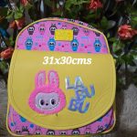 mochila placa arriba labubu