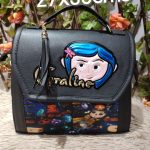 mochila cartera coraline