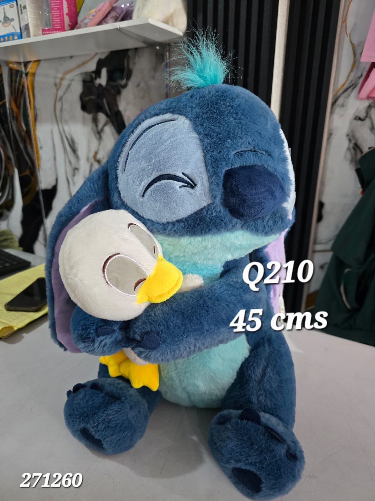 2026/06/1000009532.jpg peluche Stitch azul con pato - Imagen 1