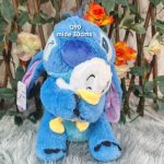 peluche Stitch con pato pequeño